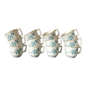 Lot de 12 tasses en porcelaine