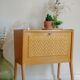 Meuble en bois et rotin pieds compas sur roulettes