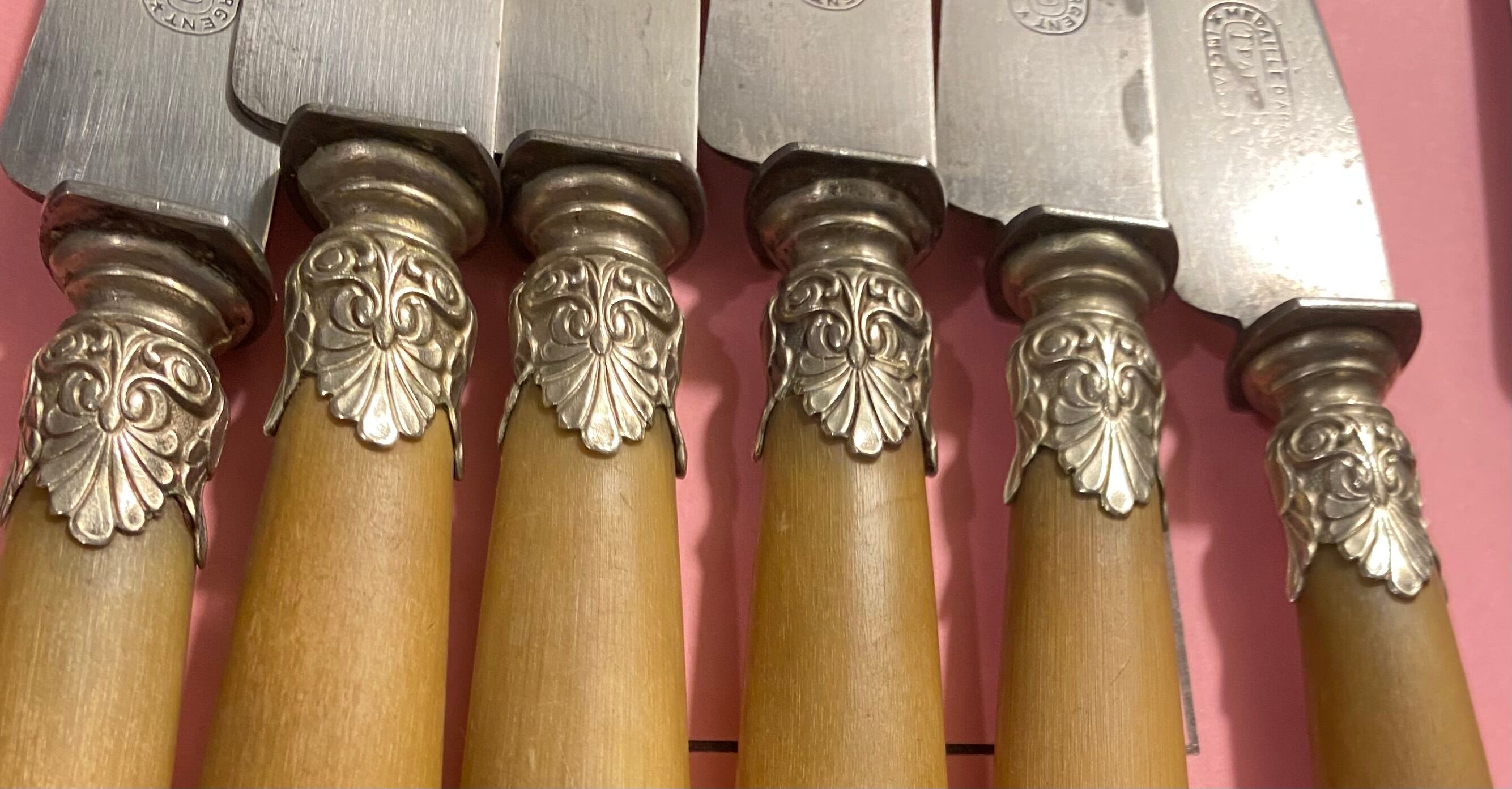 Couteaux art nouveau acier et bakélite