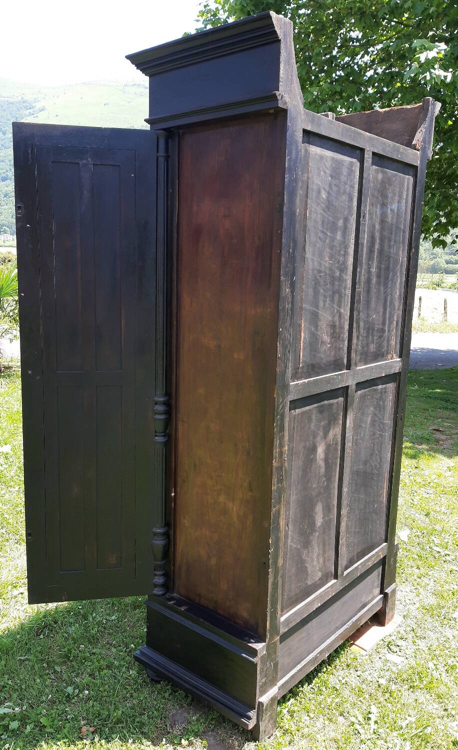 Dressmaker's cabinet with beveled triptych mirrors. (Mirror cabinet)