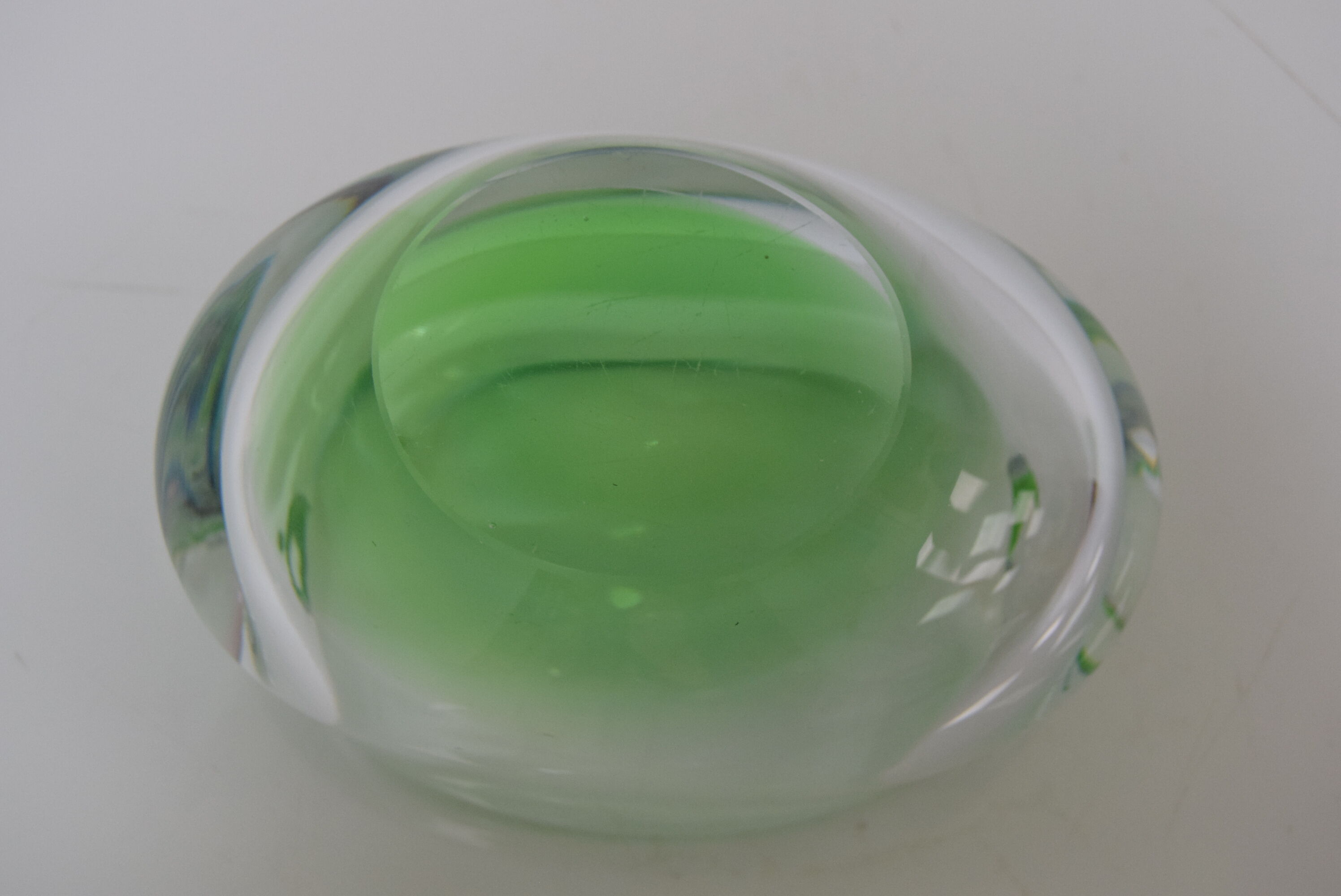 Cendrier du milieu du siècle en verre métallurgique, par Glasswork Novy Bor, années 1960.