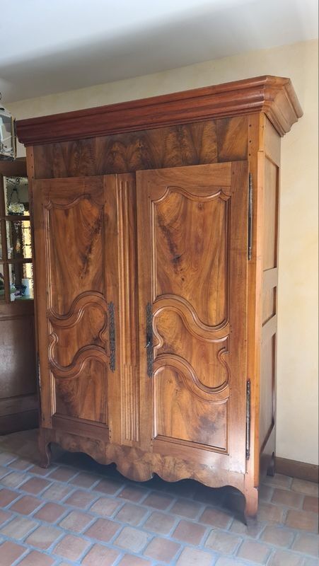 Armoire blessante ancienne restaurée