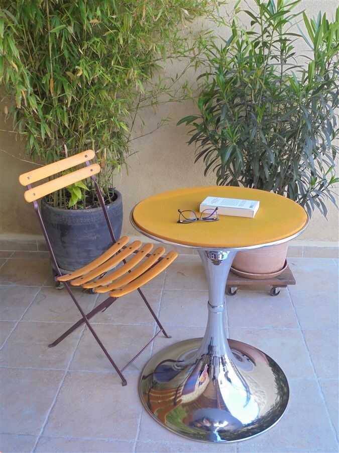 Vintage table foot tulip