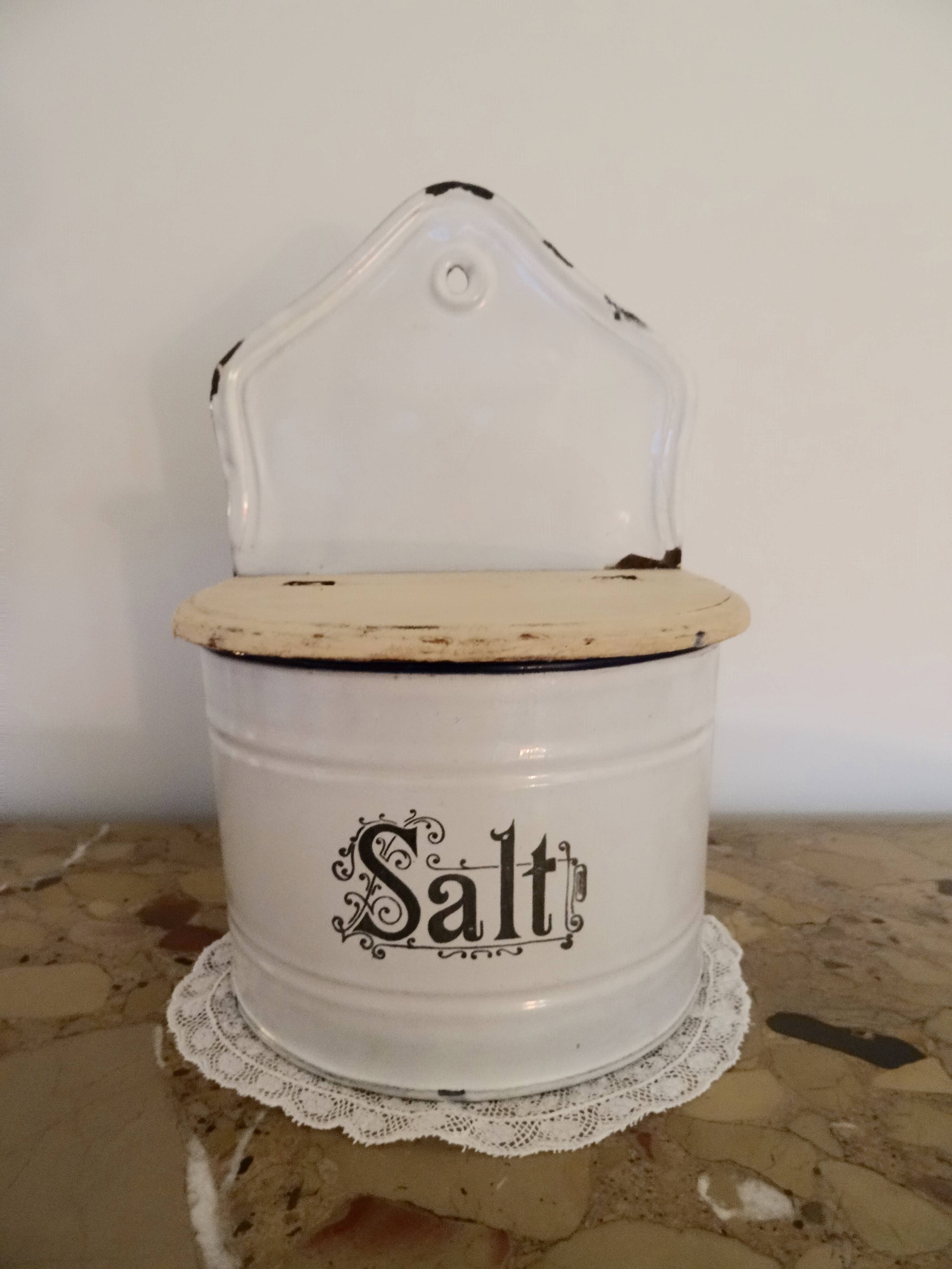 Spice pot for salt