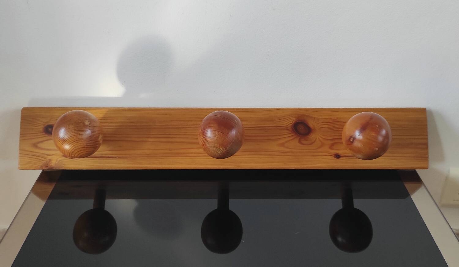 Wall-mounted coat rack with 3 ball hooks in solid pine – Scandinavian design