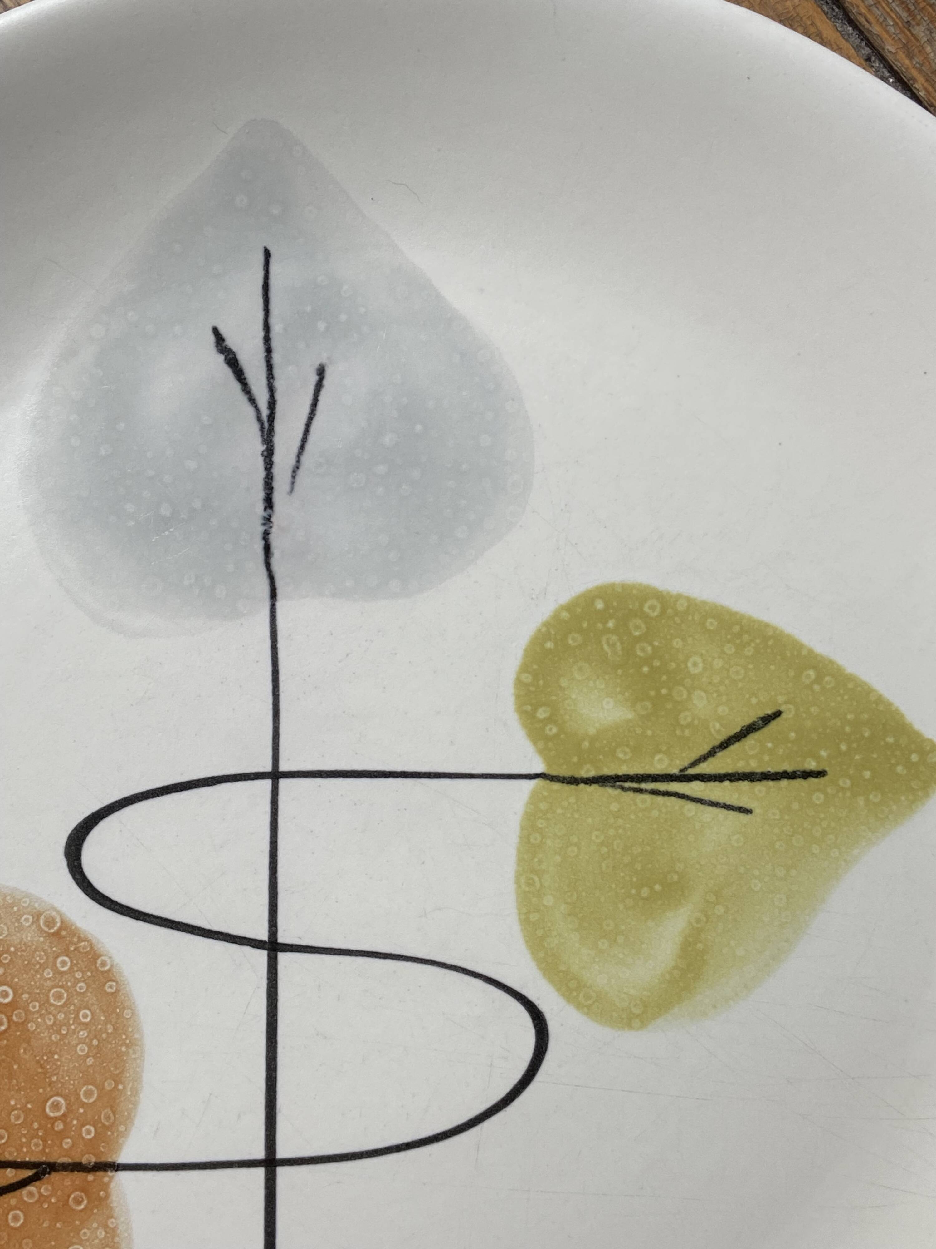 Eléments d'un service de table vintage, années 50, élégant motif à feuilles