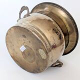 Vintage round cache-pot in hammered brass with decorative handles and patina.