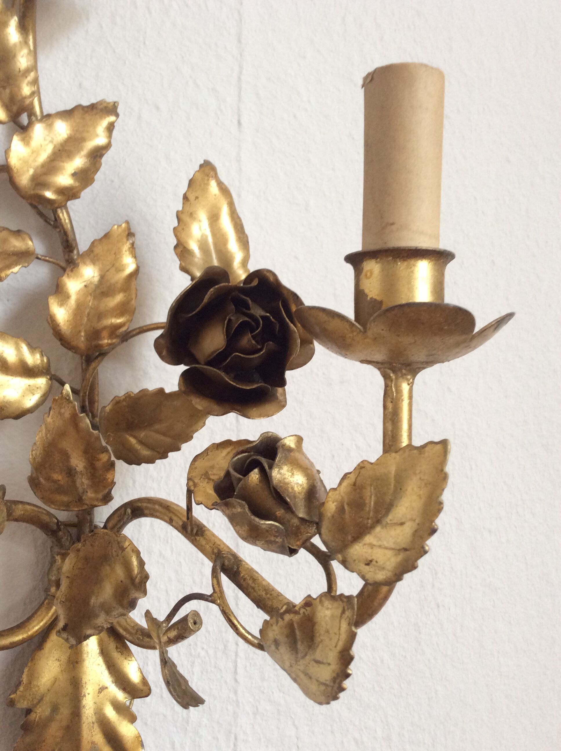 Leaves and flowers wall light in gold metal