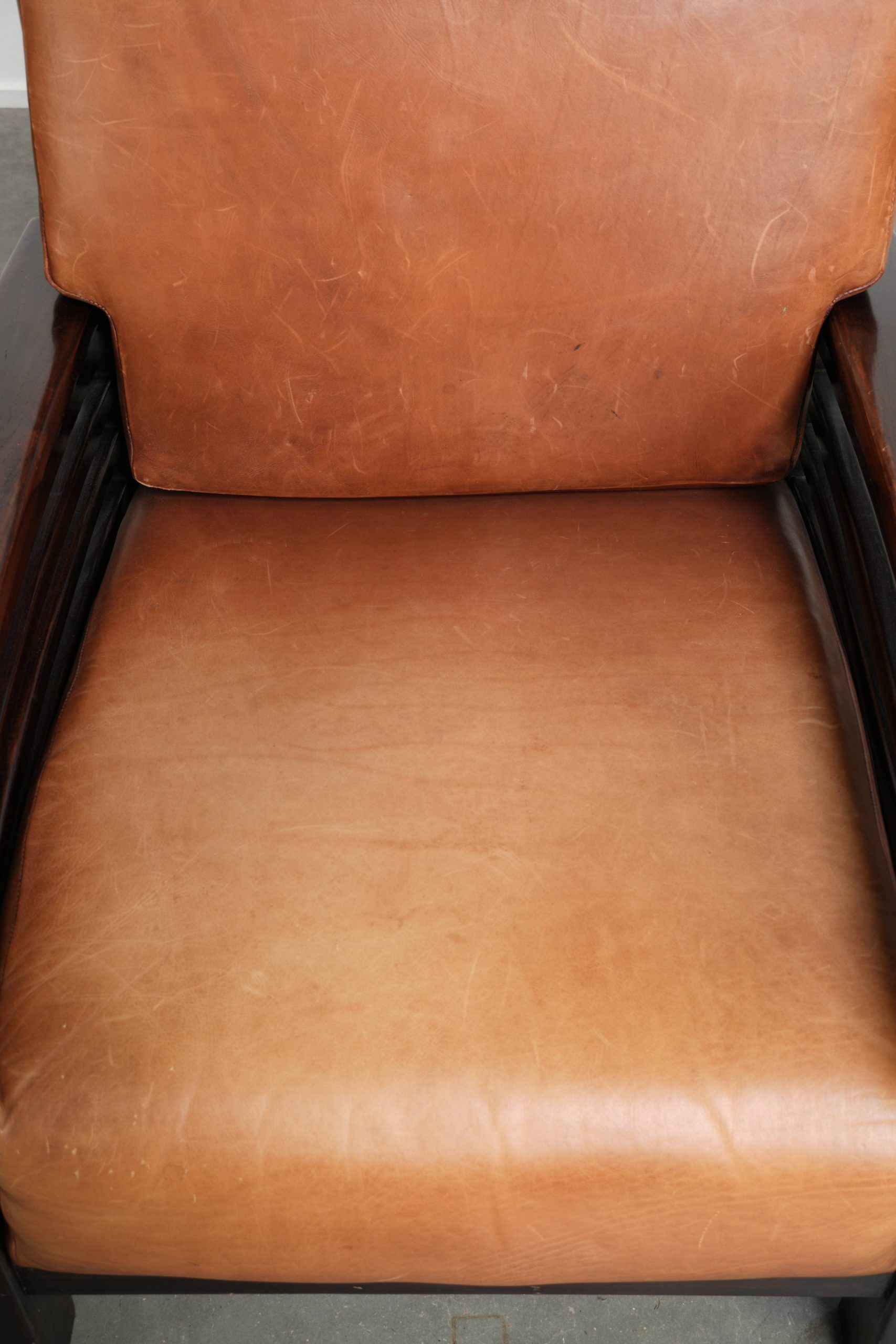Ensemble de 2 fauteuils Art Déco en cuir de vache couleur cognac du 20e siècle.