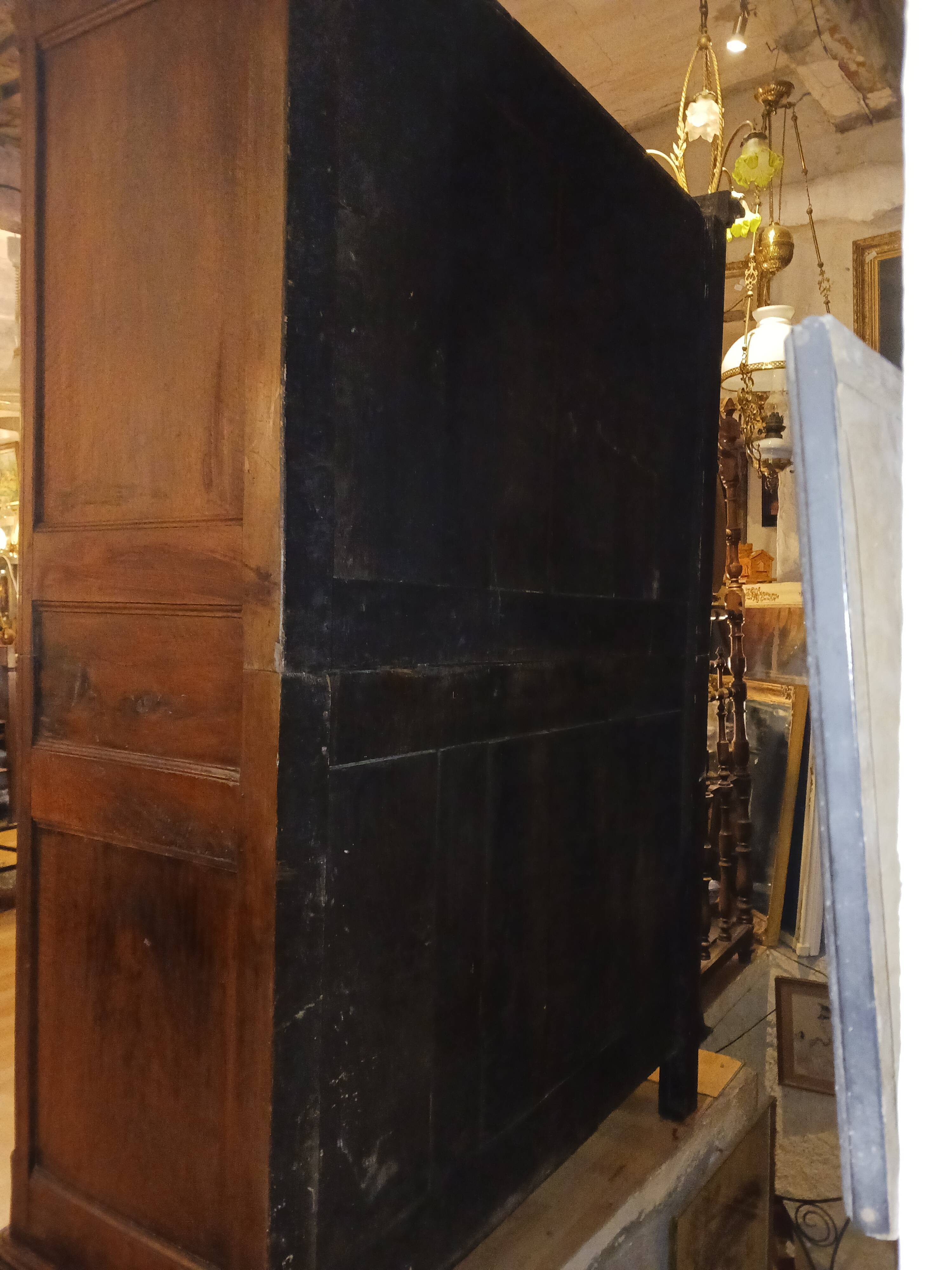 Armoire d'époque Régence 1715-1723 en noyer massif
