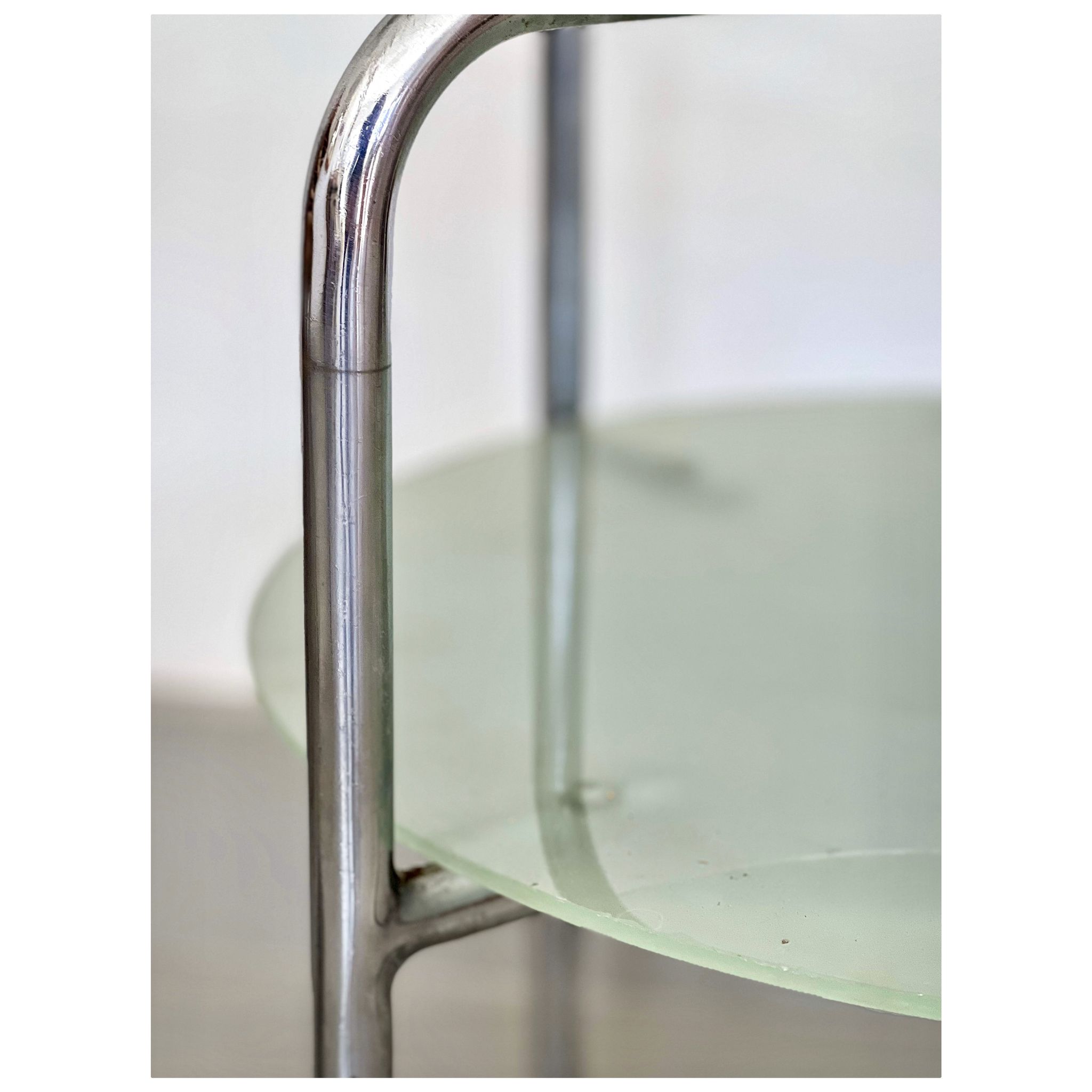 Table d'appoint en métal chrome et verre