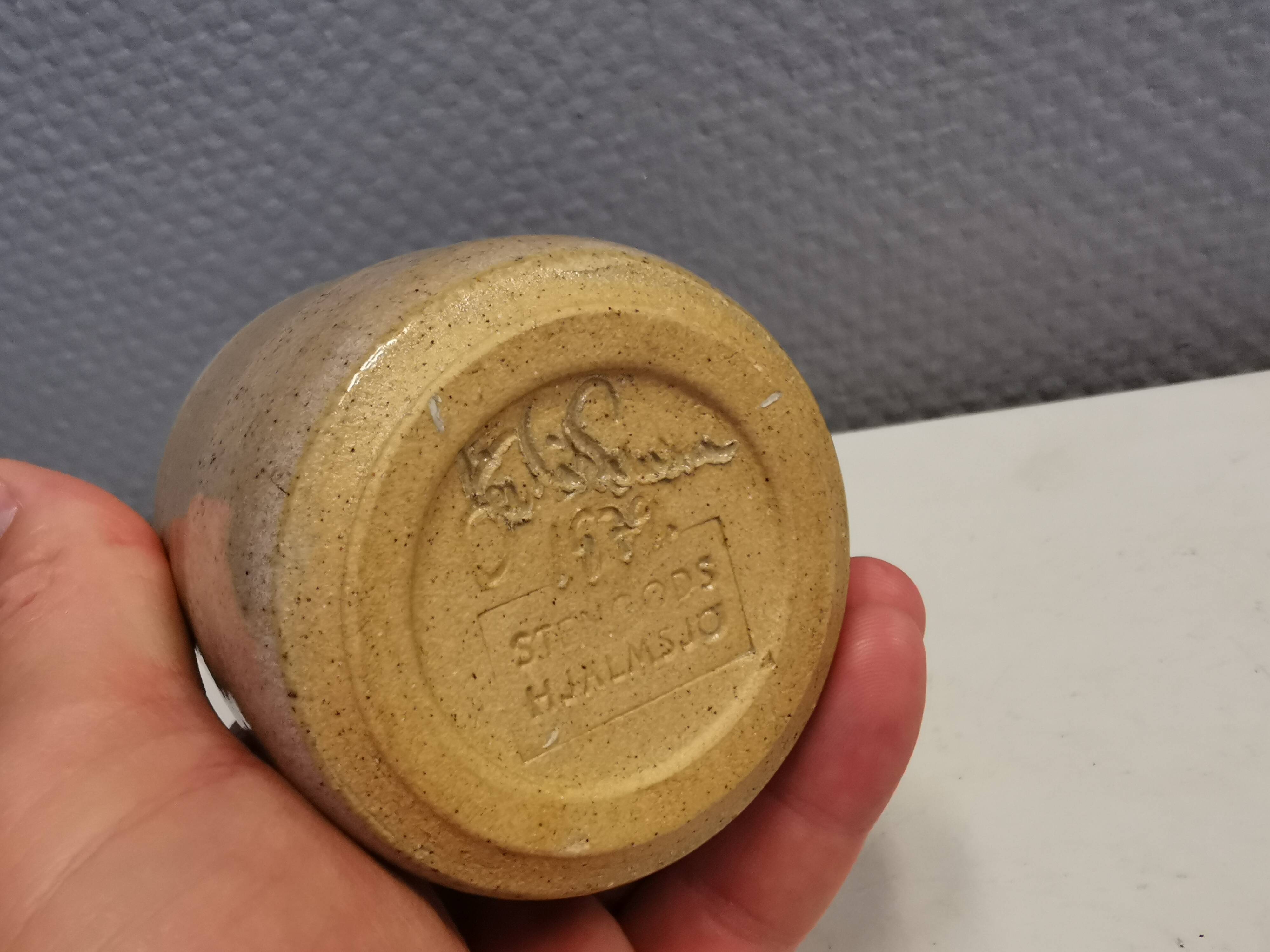 Un petit vase au col « fin », du suédois Kjell Sunesson, fabriqué chez Hjälmsjö en grès en 1979.