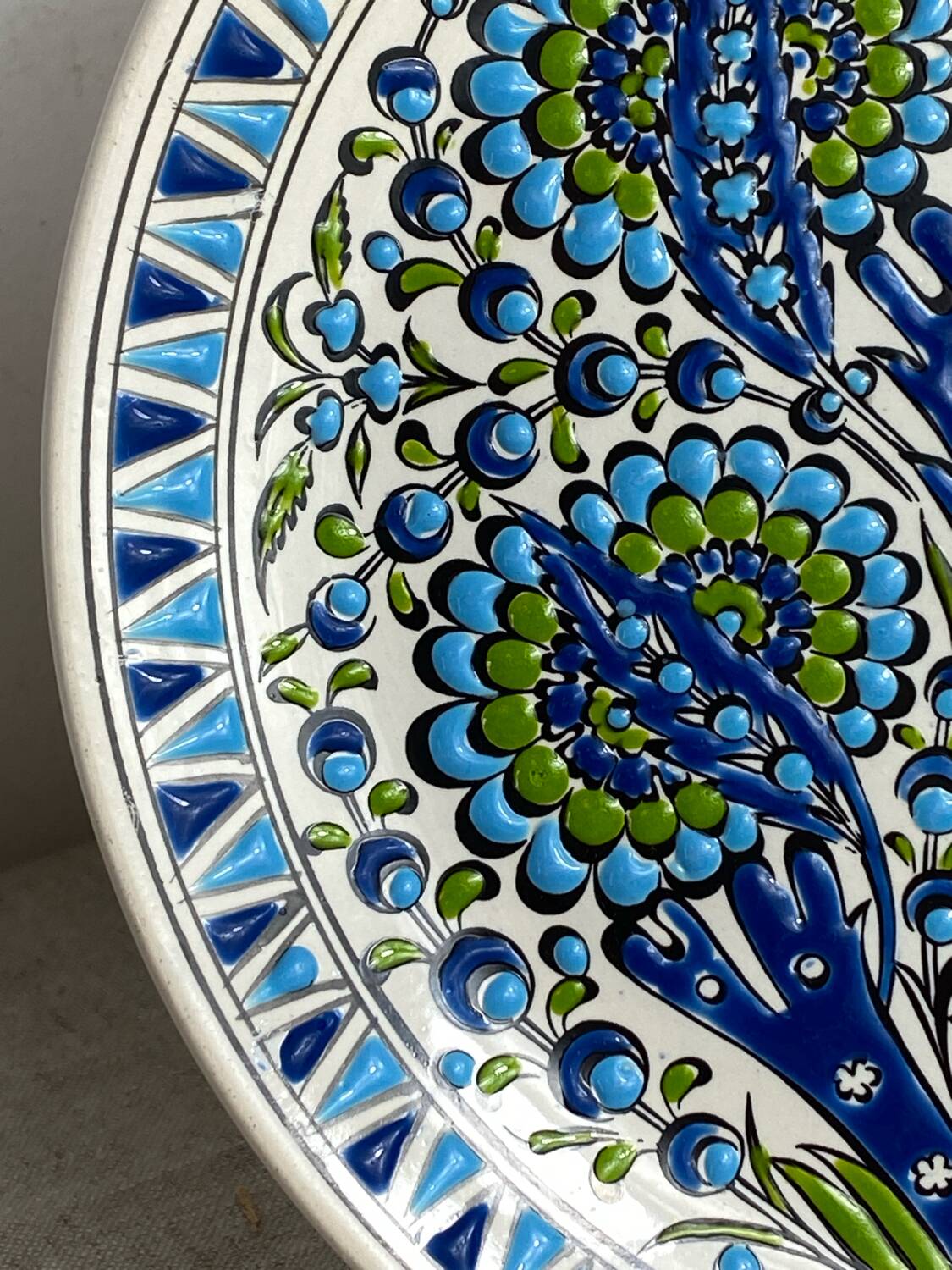Assiette en majolique, Rodos