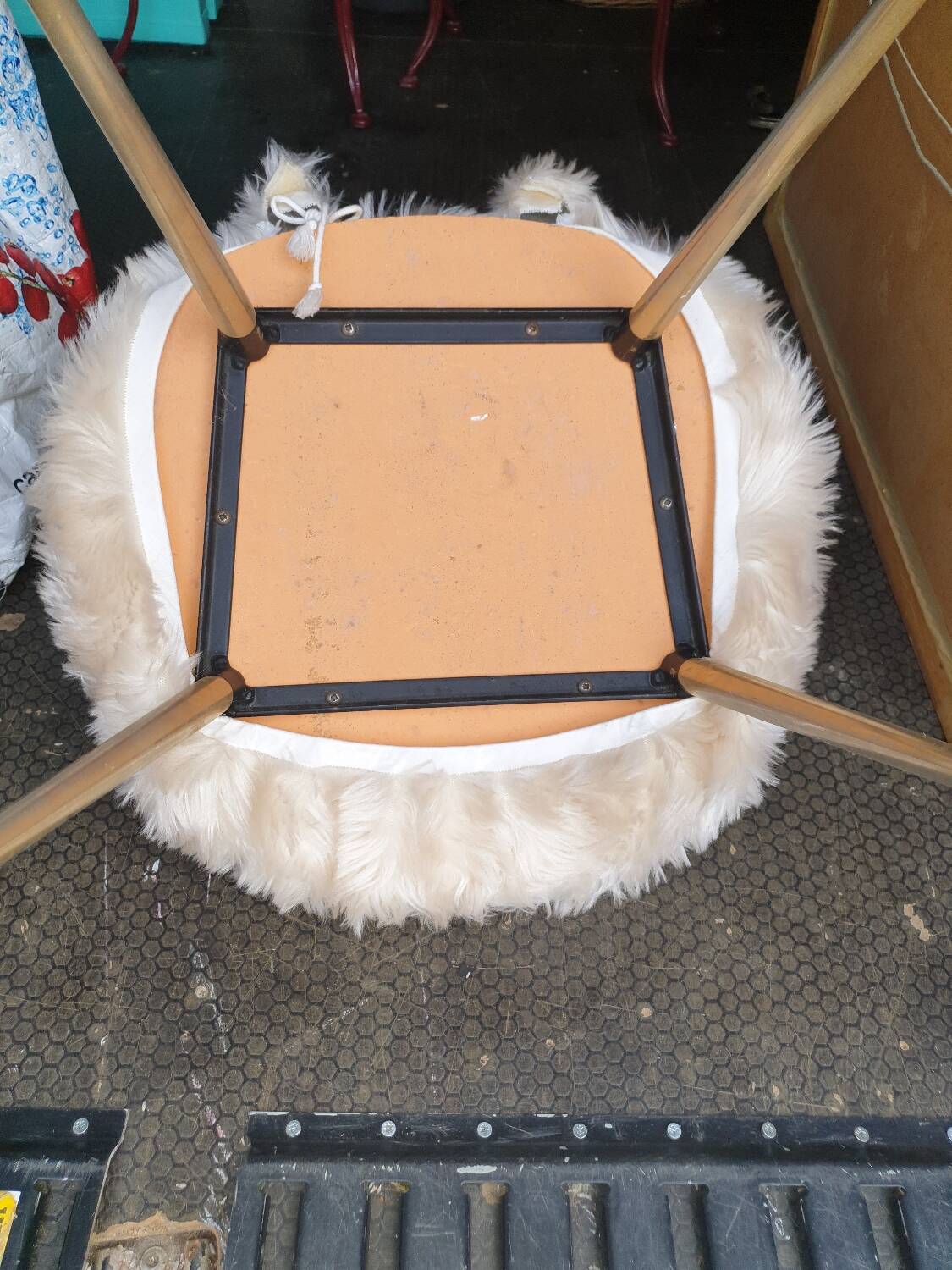 Chaise moumoute seventies blanc