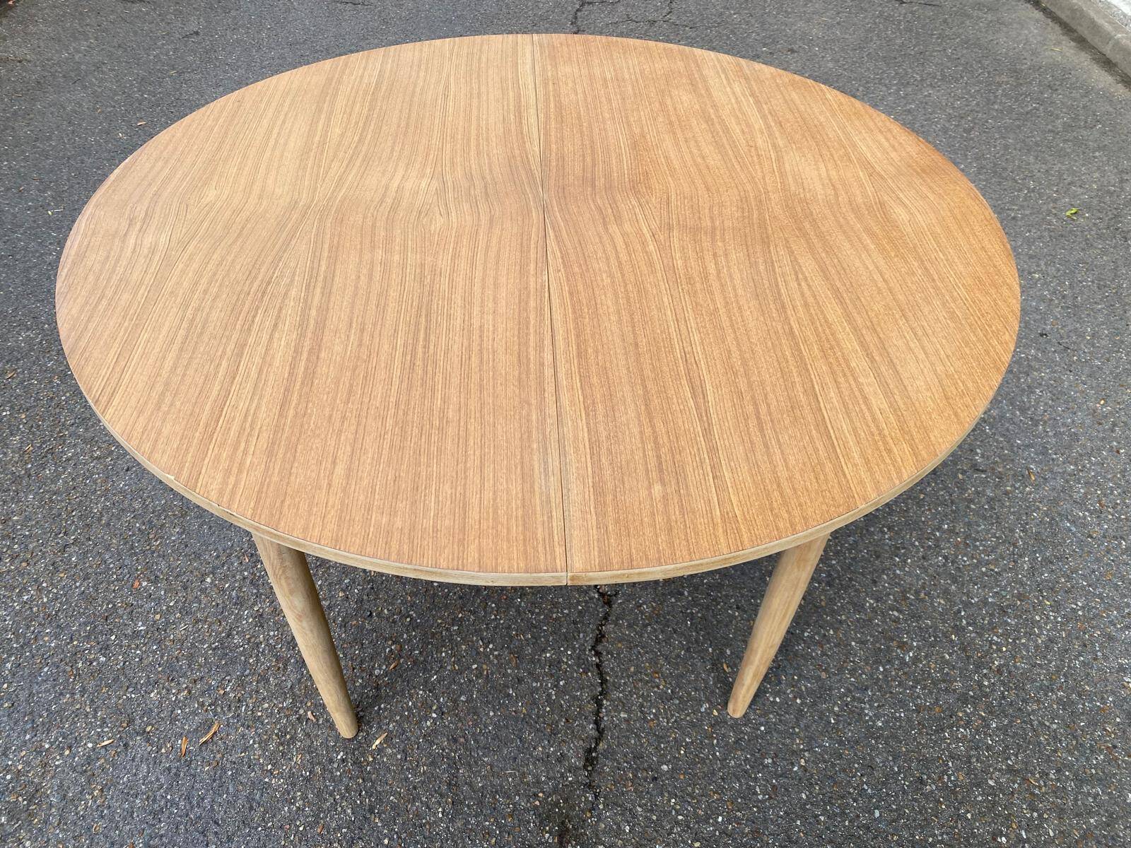Table à manger scandinave ronde extensible rénovée en teck 1950