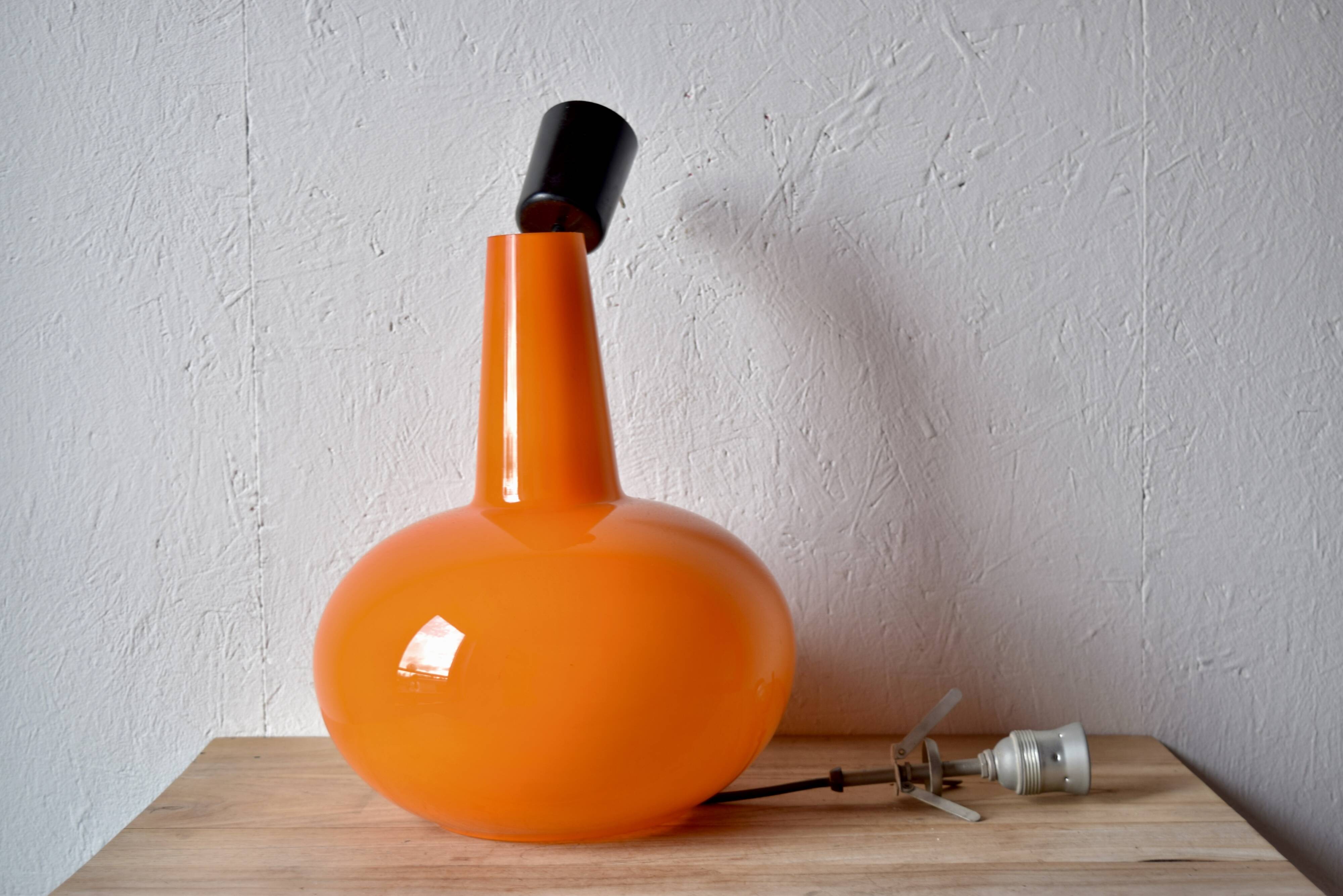 Zenith - Vintage pendant light in orange opaline - Space Age Design - Made in Germany