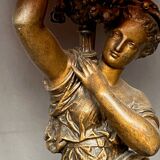 Lampe à figure féminine.