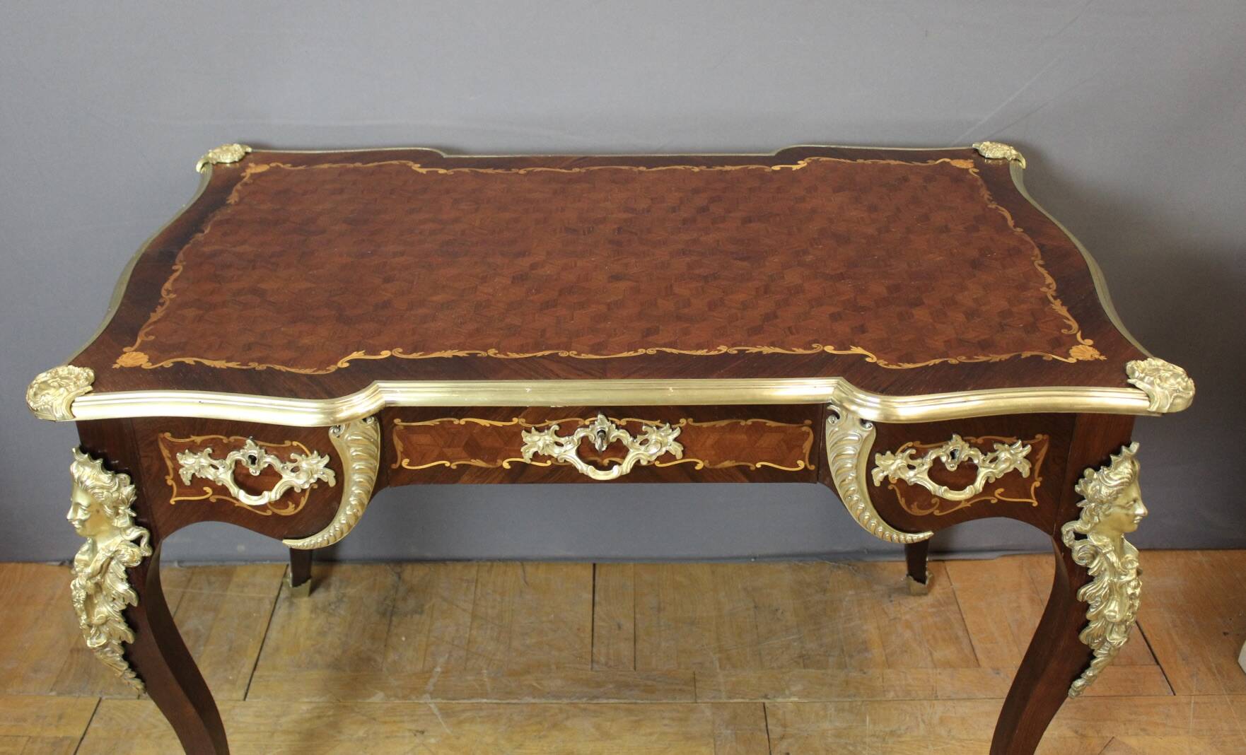 Bureau Louis XV en Marqueterie et Bronze d'époque XIX