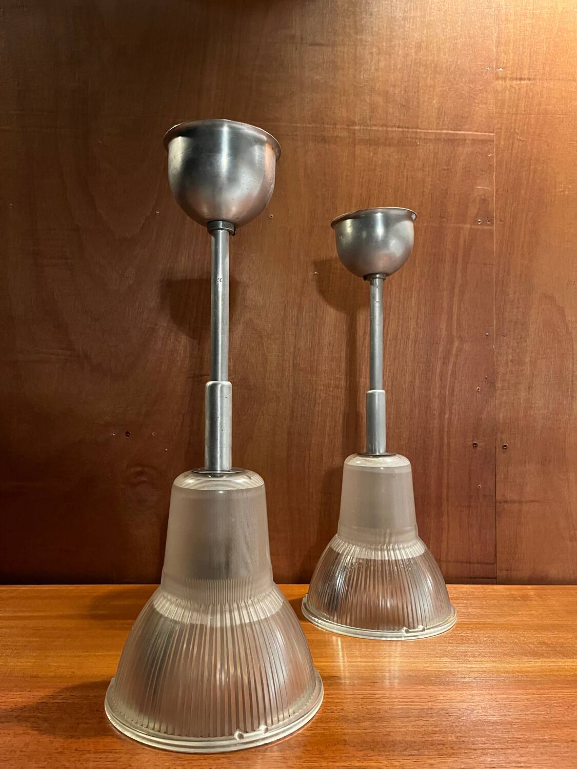 2 suspensions en verre Holophane 1950