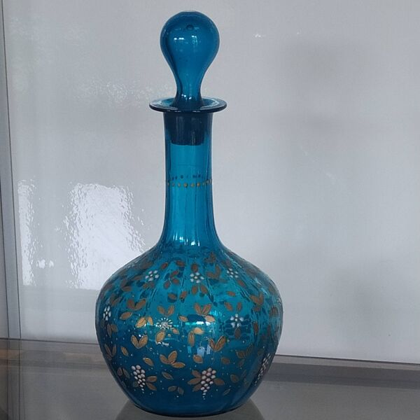 carafe ancienne en verre soufflé émaillé bleu et or