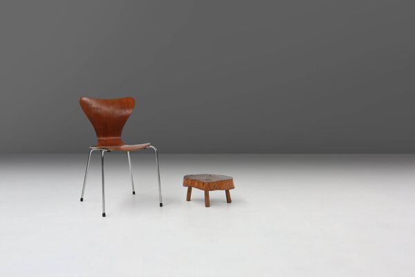 Table d'appoint basse rustique en bois, style tripode, en forme de tronc d'arbre, Belgique vers 1900