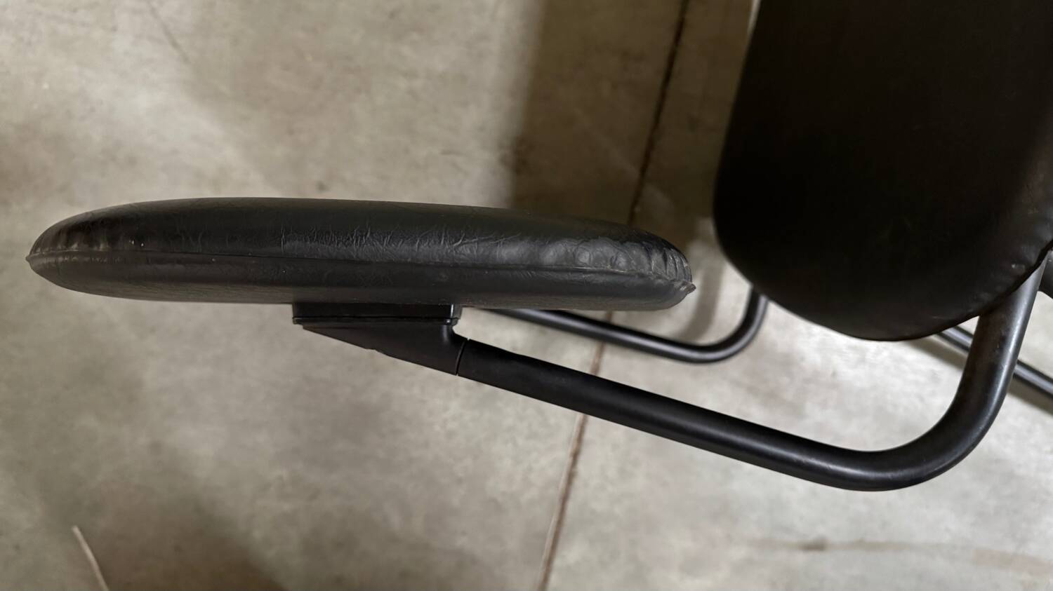 Airborne chair in vintage vinyl