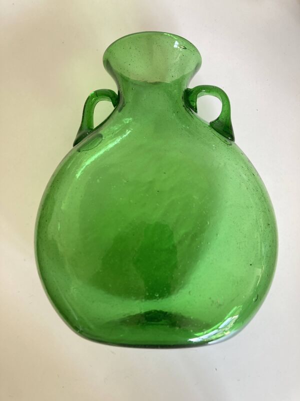 Vase néo-classique, travail italien en verre bullé soufflé vert, 1960