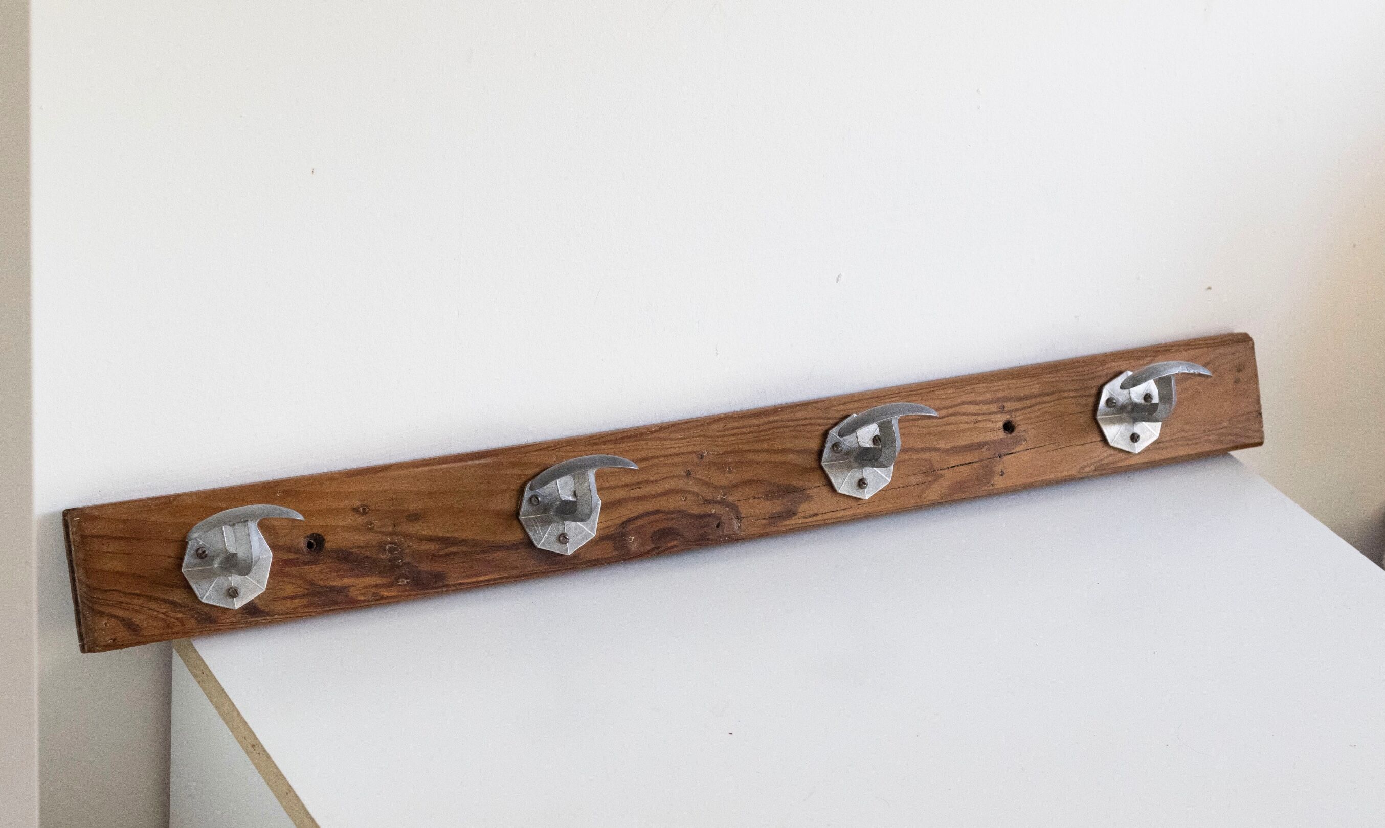Wall coat rack in wood and metal