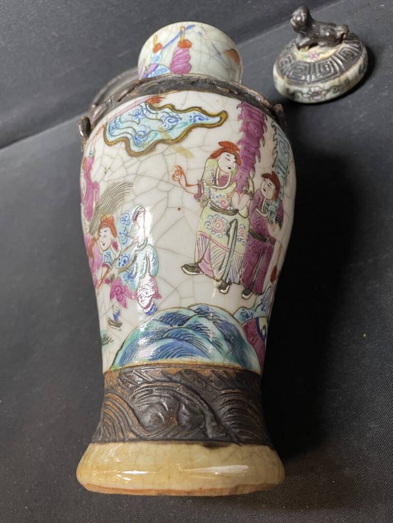Covered vase – China (Nanking) – 19th century
