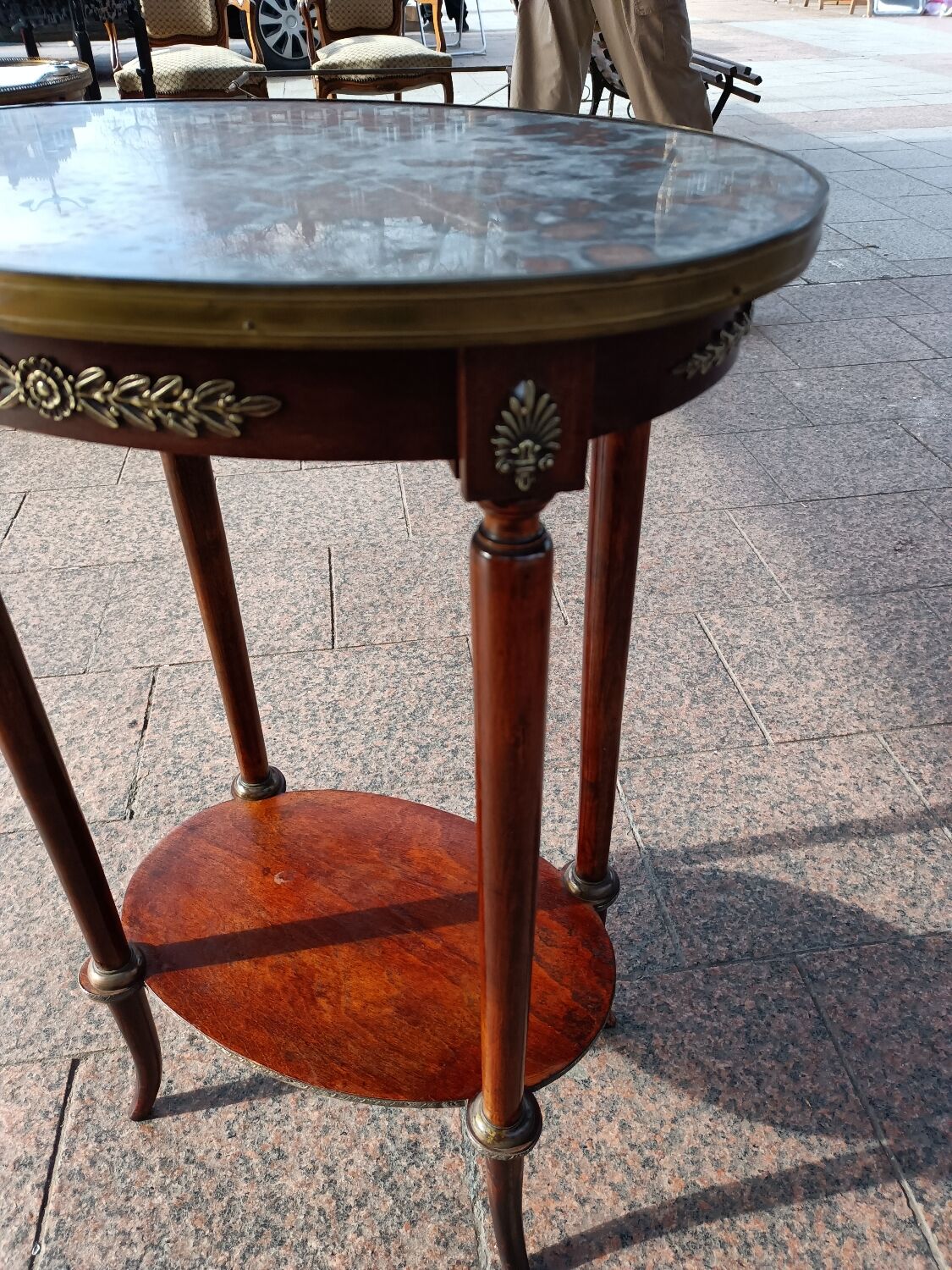 Pedestal table
