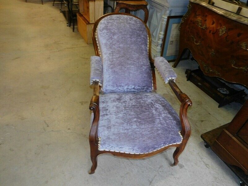 Relaxed Voltaire armchair with walnut racks