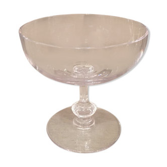 Elegant and sober crystal fruit cup