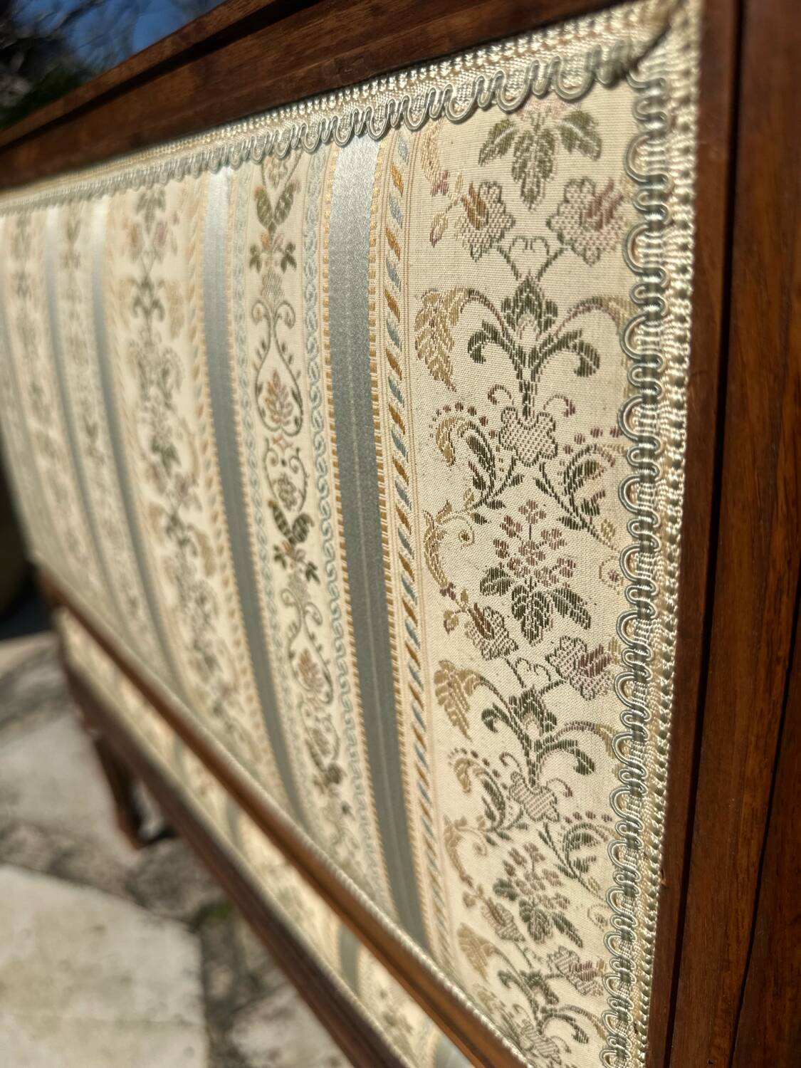 Low armchair in finely carved wood in the Louis XVI style from the 19th century