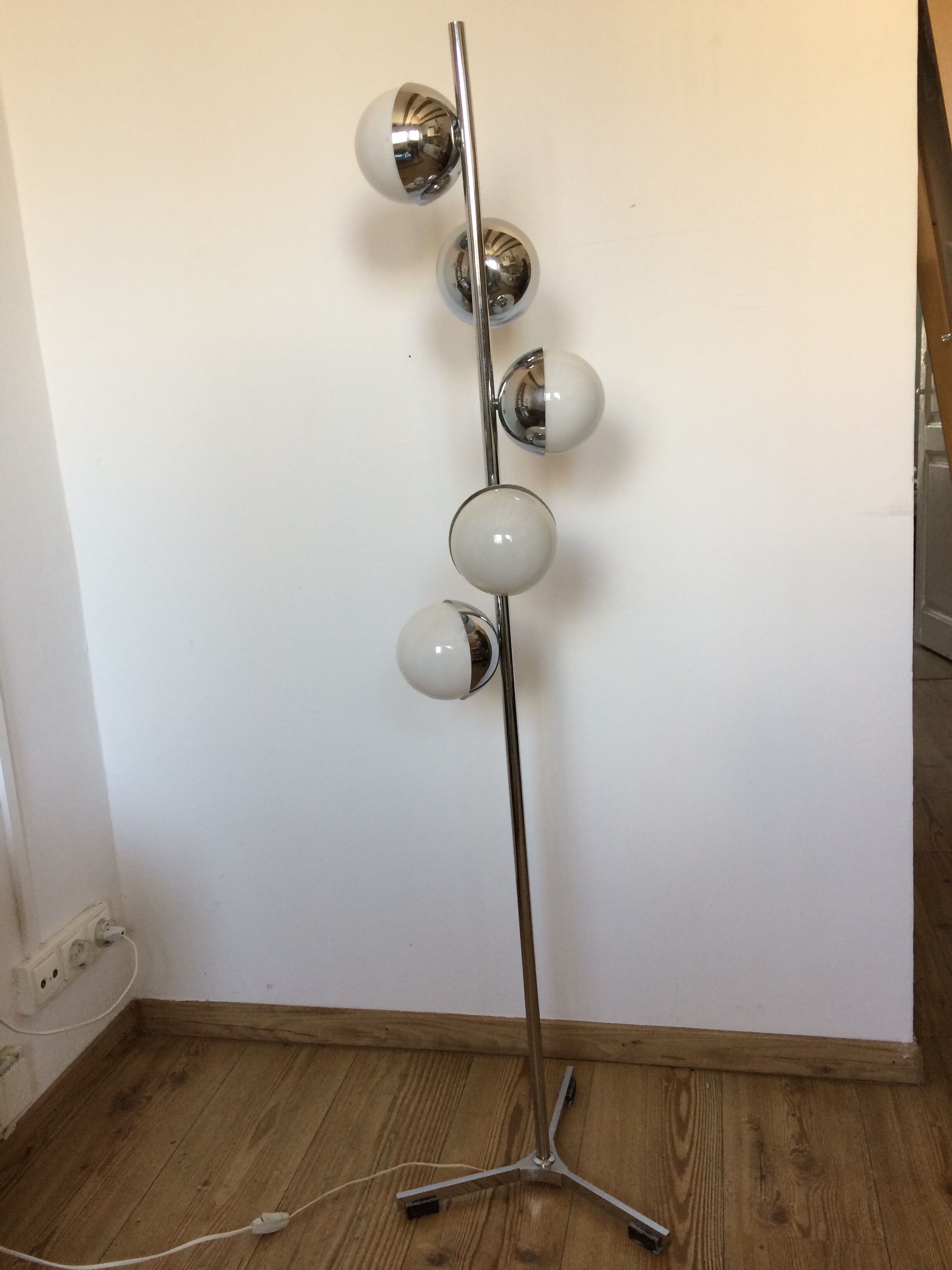 Lampadaire spirale chromé, design 70