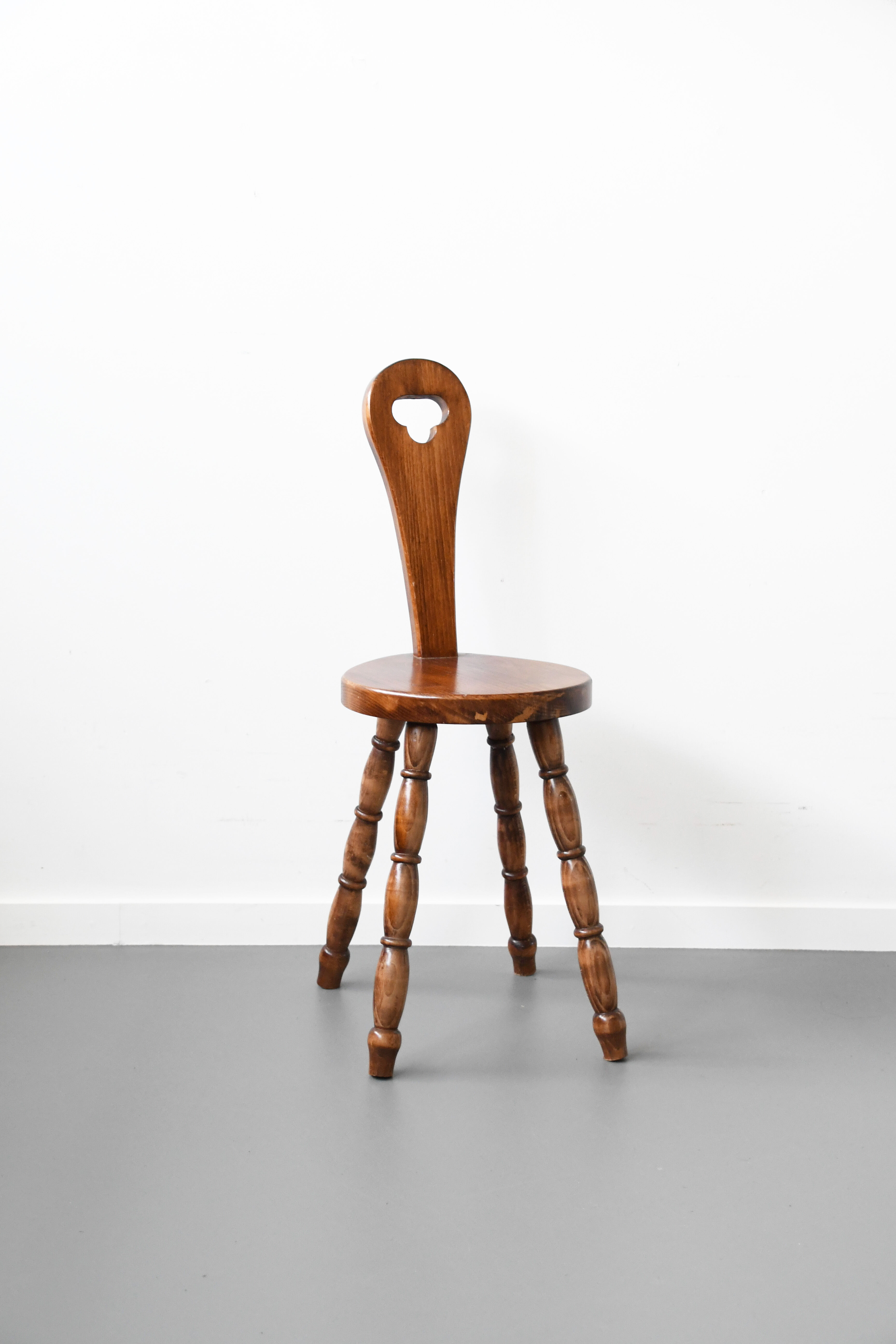 Chaise brutaliste en bois