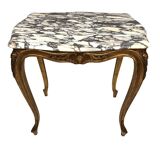 Petite table de style Louis XV en bois doré et plateau de marbre