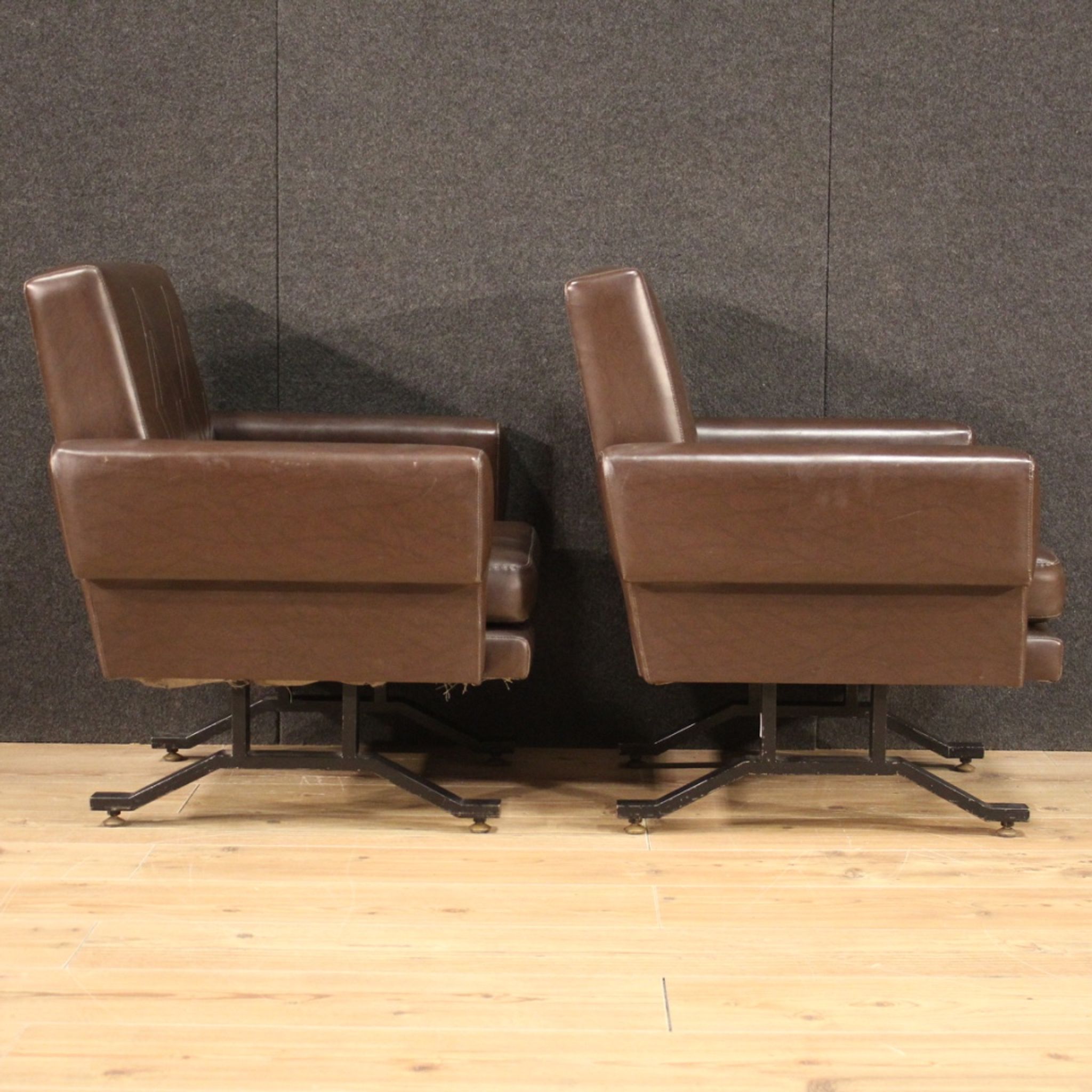 Paire de fauteuils italiens en skai