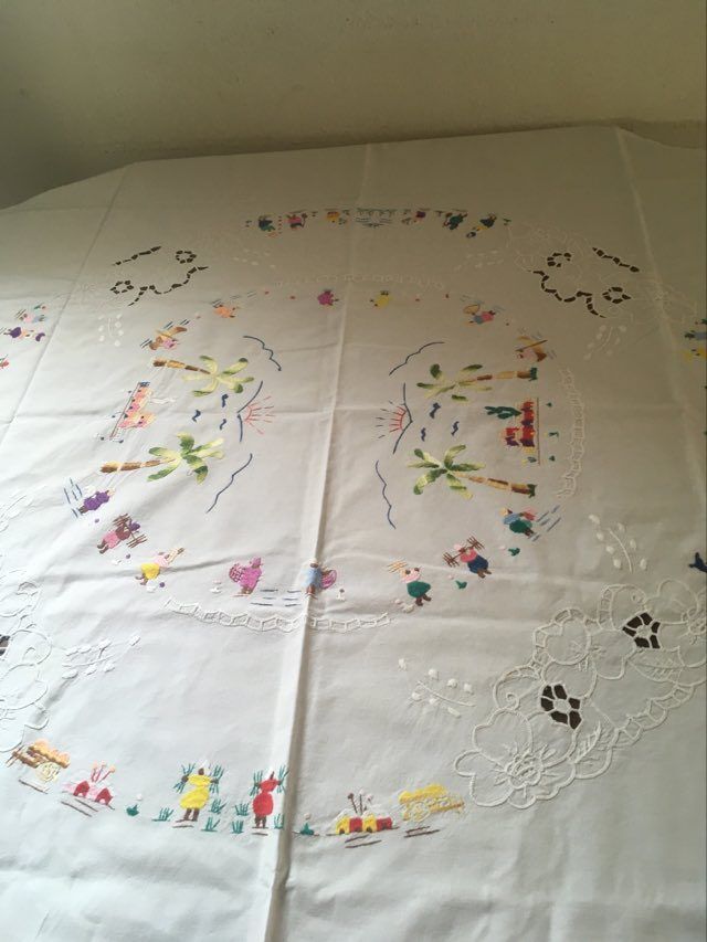 Oval tablecloth and napkins in white cotton embroidered in color