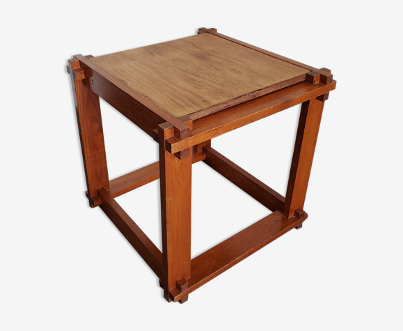 Chevet en bois vintage joliment assemblé