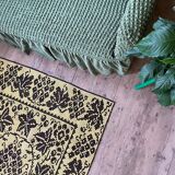 Tapis floral roumain tissé à la main en laine fond jaune et noir 196 X 132 cm