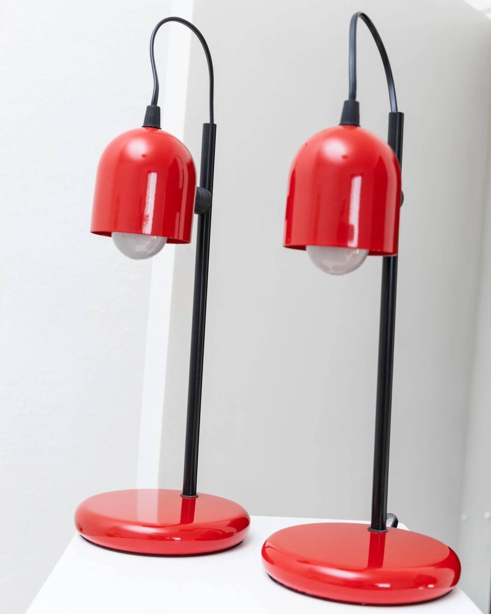 Set of 2 red metal table lamps with black stems, Memphis-Postmodern Italy 1980s