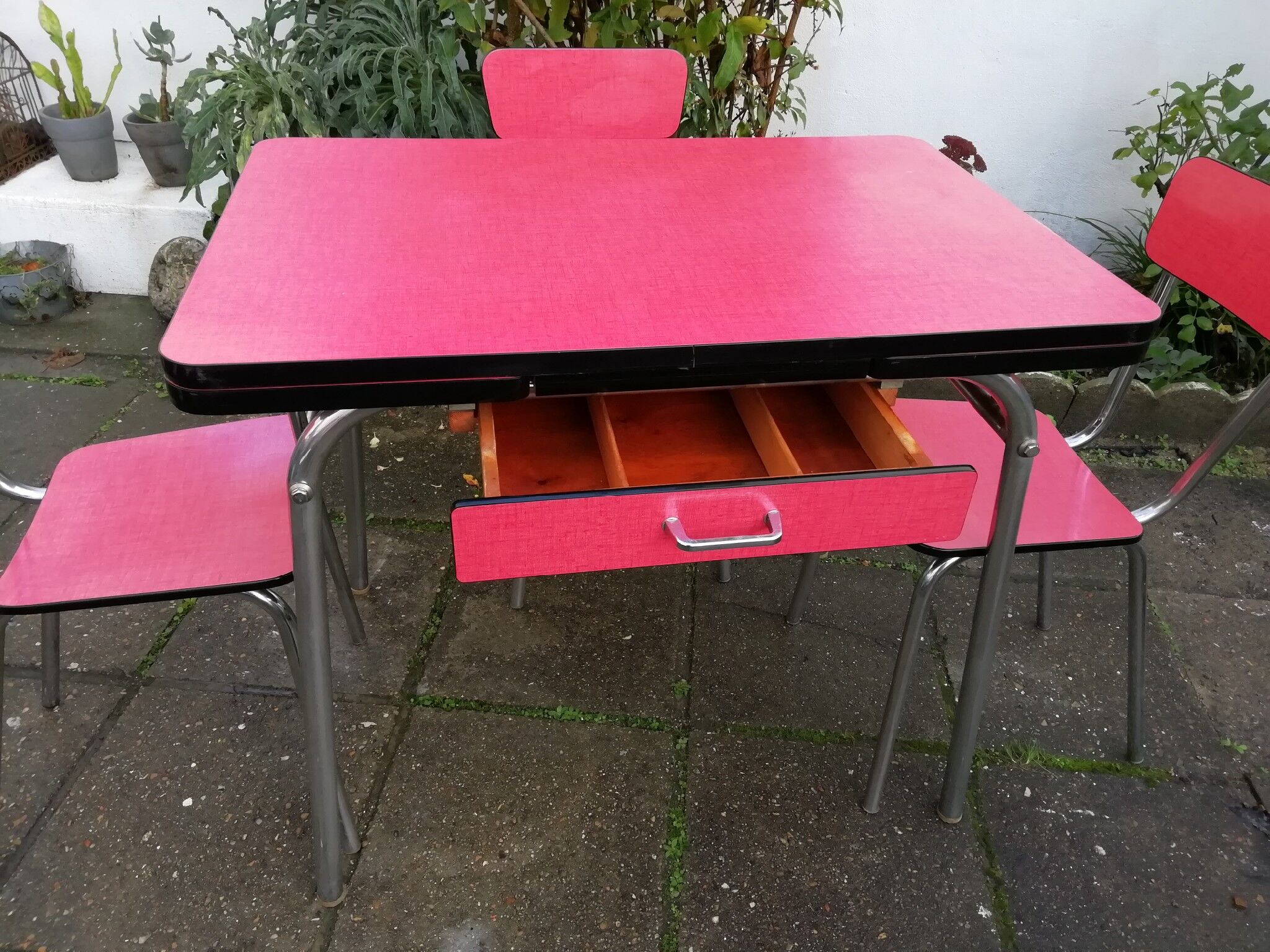 Table and chairs/stabonet in 60s formica