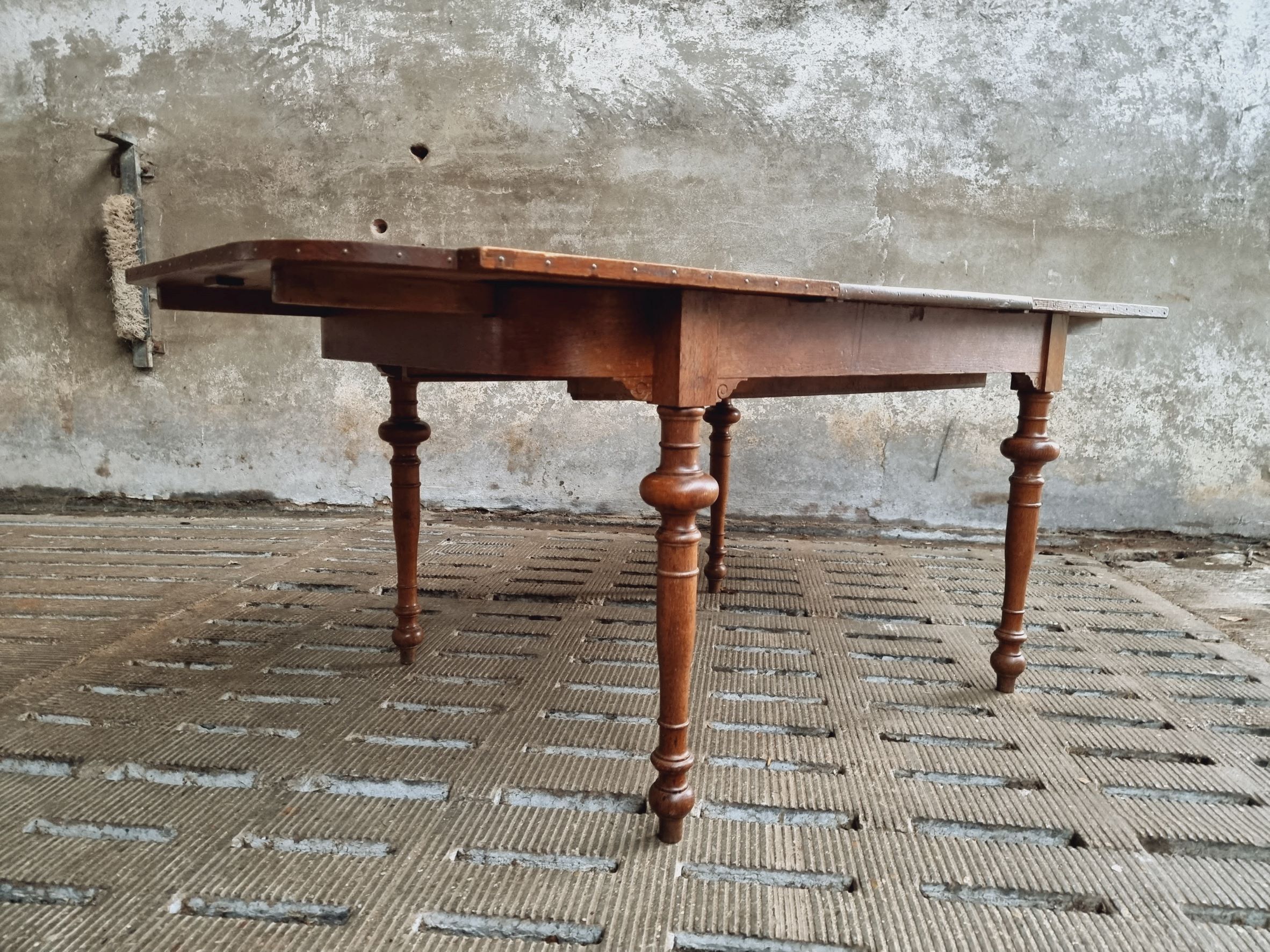 Antique extendable diningtable