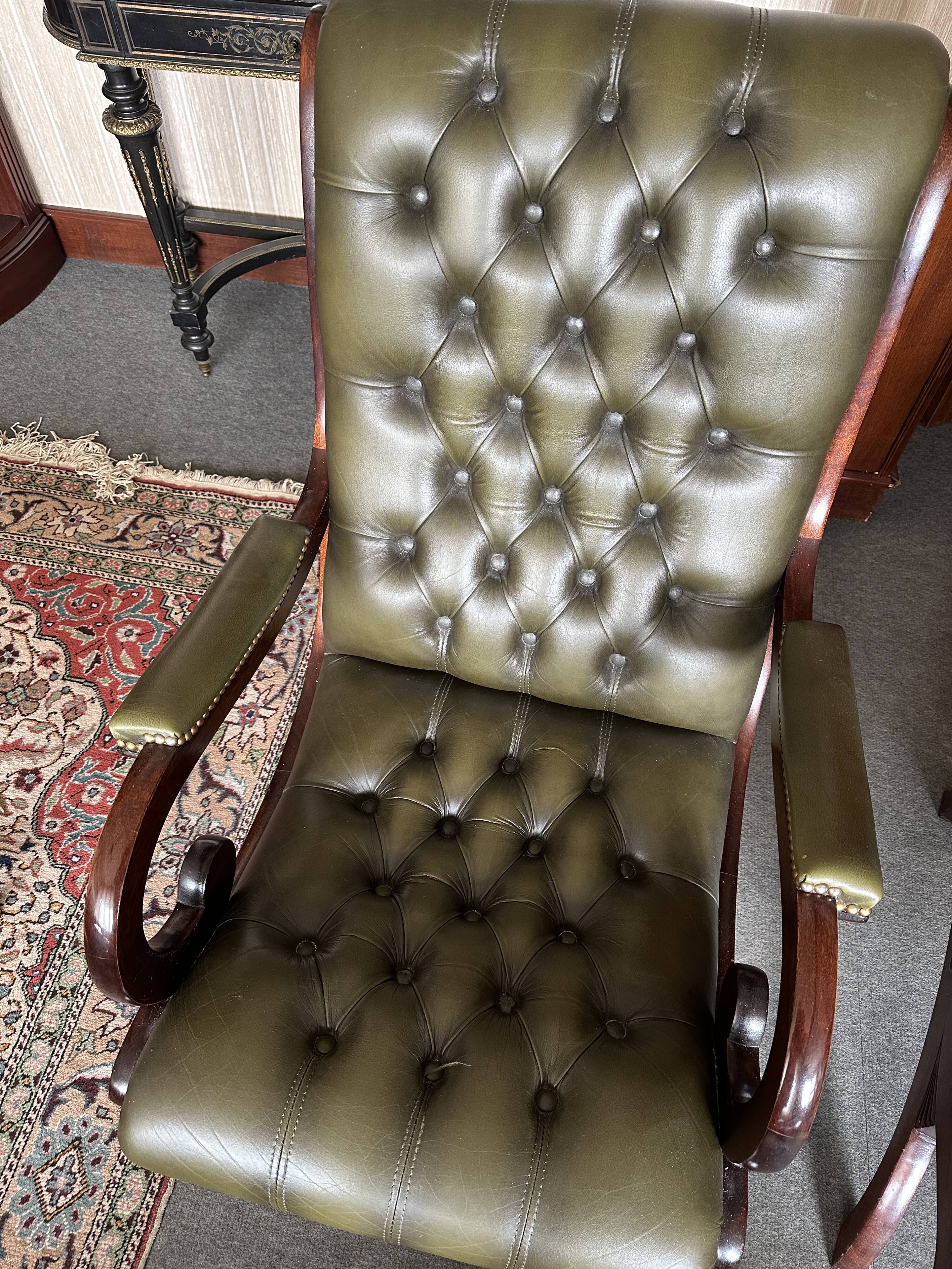 Fauteuil et repose pied - style chesterfield