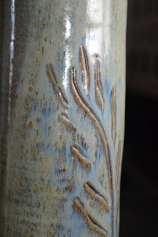 Vase rouleau/tube en grès ciselé et vernissé signé