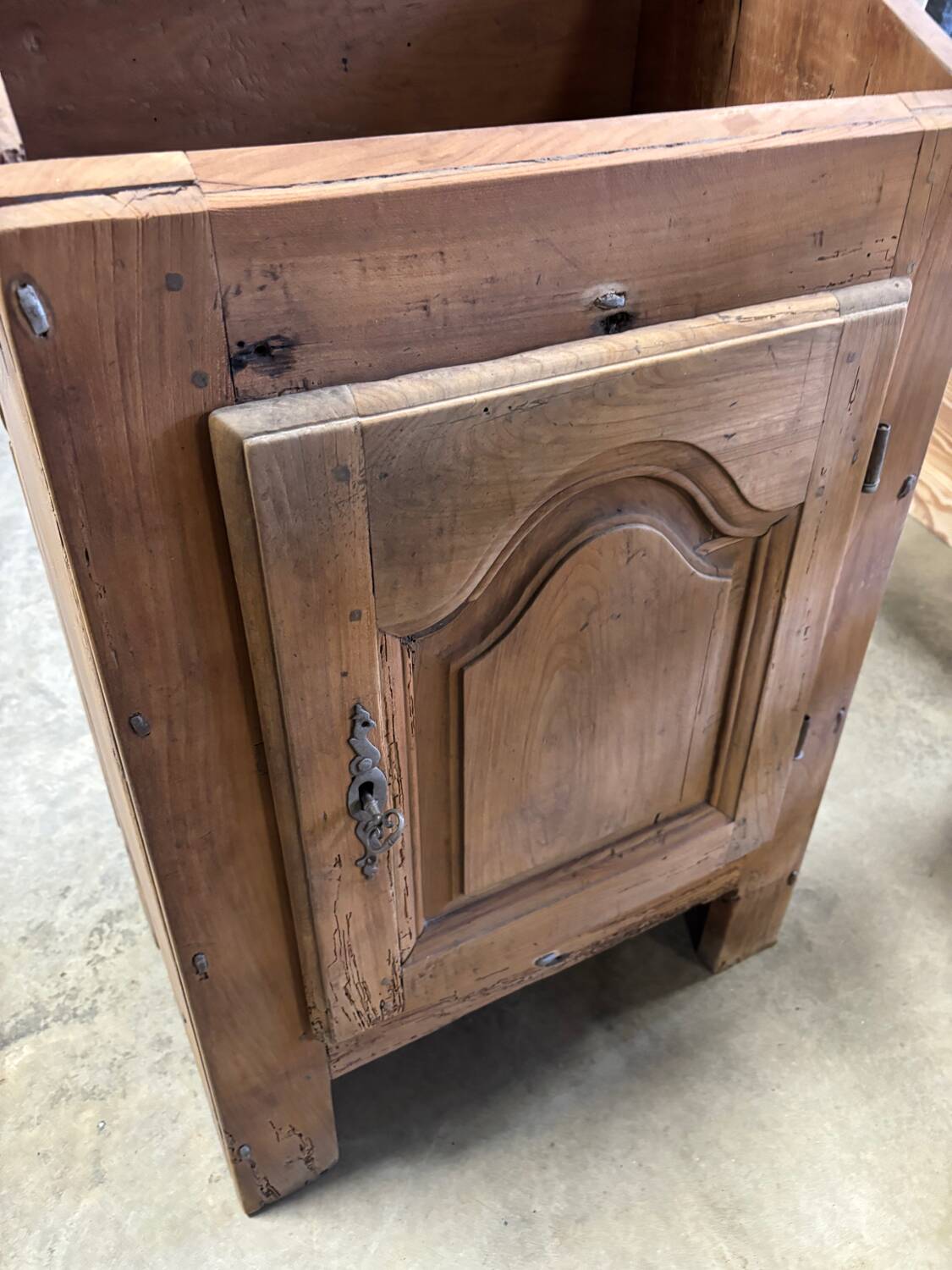 One-door writing desk