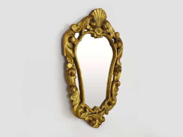 Ancien miroir mural en bois et stuc doré à décor de coquillage, miroir à fronton style Louis XV