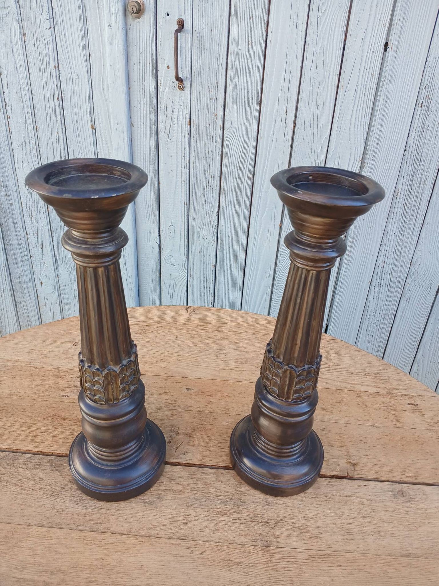 2 bougeoirs en bois sculpté 