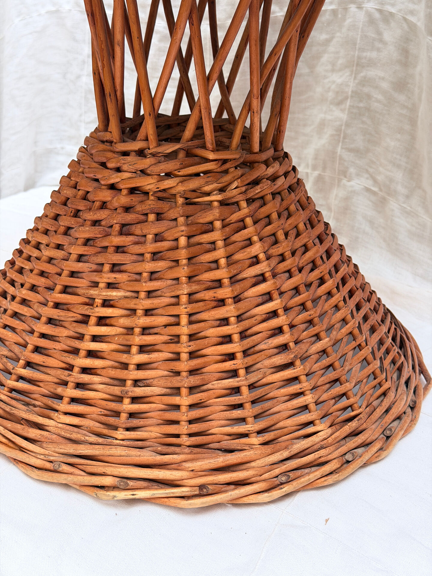 Table d’appoint artisanale vintage en osier tressé