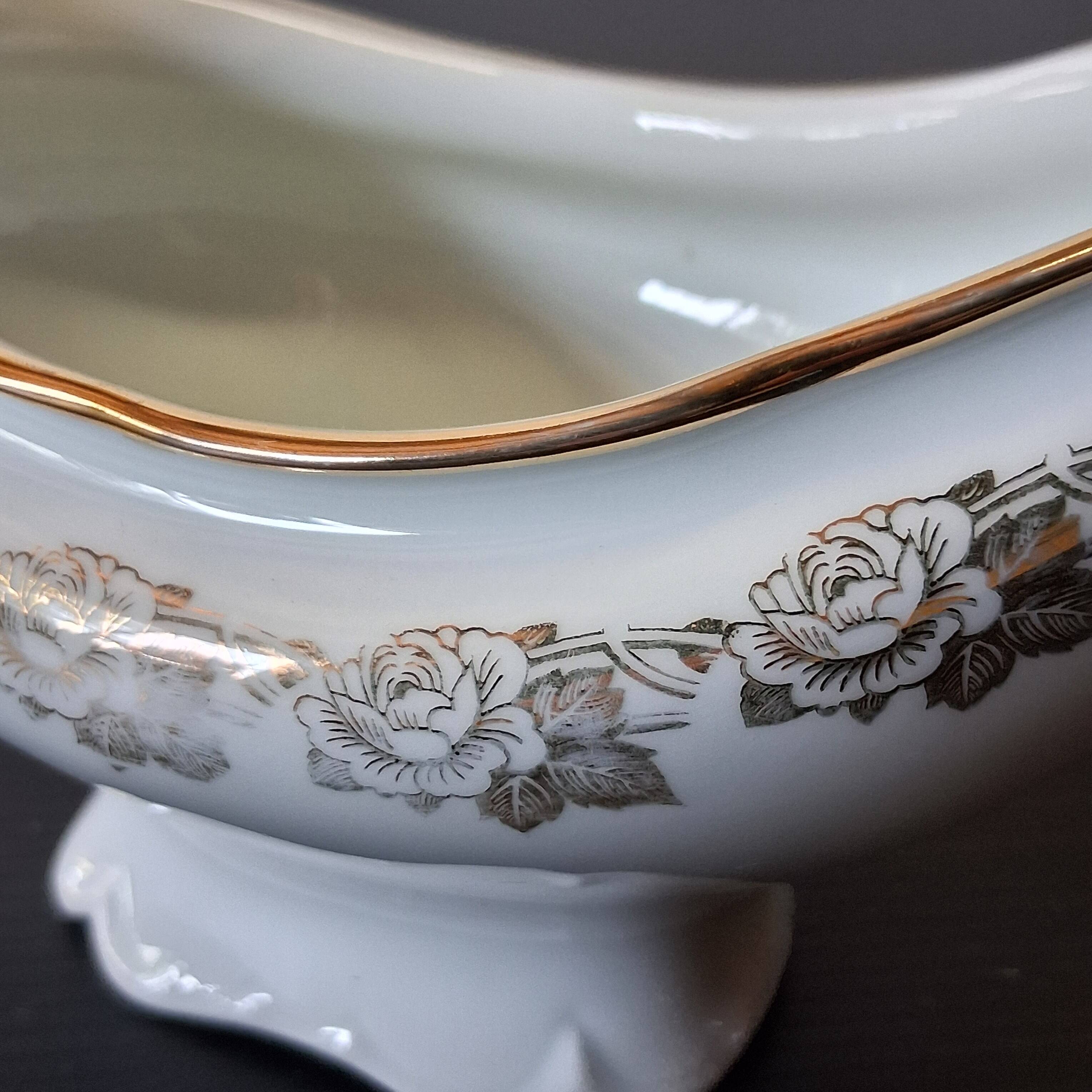 Very pretty porcelain sauceboat from Vierzon in very good condition.